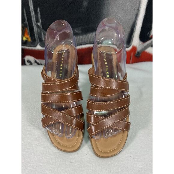 Partners Brown Leather Strappy‎ Slip On Sandals ~ Size 6 1/2 Medium - Picture 2 of 6